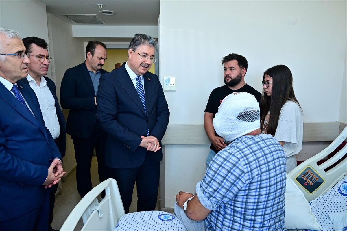 Eskişehir Valisi Yılmaz kazada yaralanan 3 itfaiyeciyi hastanede ziyaret etti