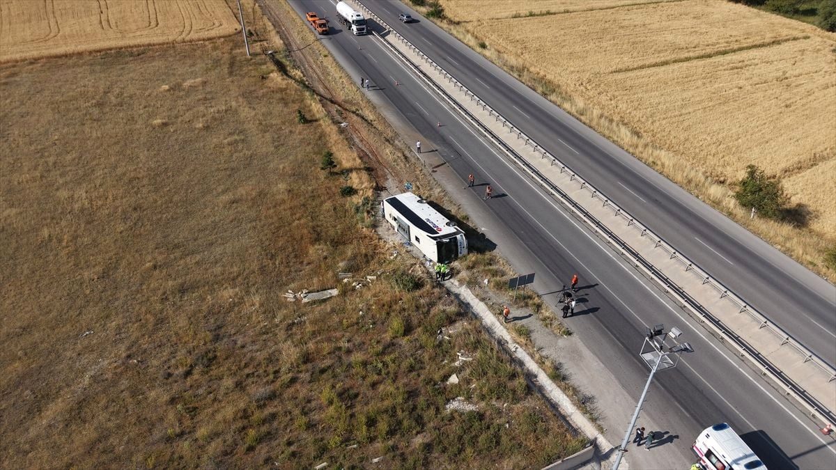 Eskişehir'de yolcu otobüsünün şarampole devrildiği kazada 24 kişi yaralandı