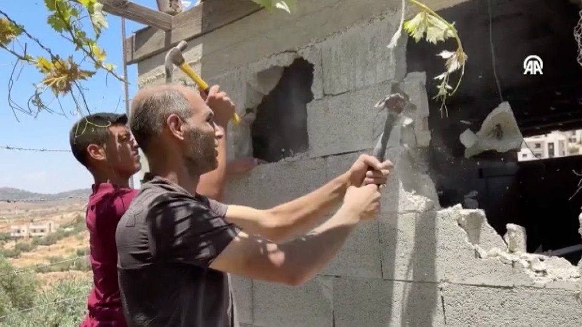 Filistinli aile, İsrail'in baskısıyla evlerini kendi elleriyle yıkmak zorunda kaldı: Gerekirse çadır kurarız