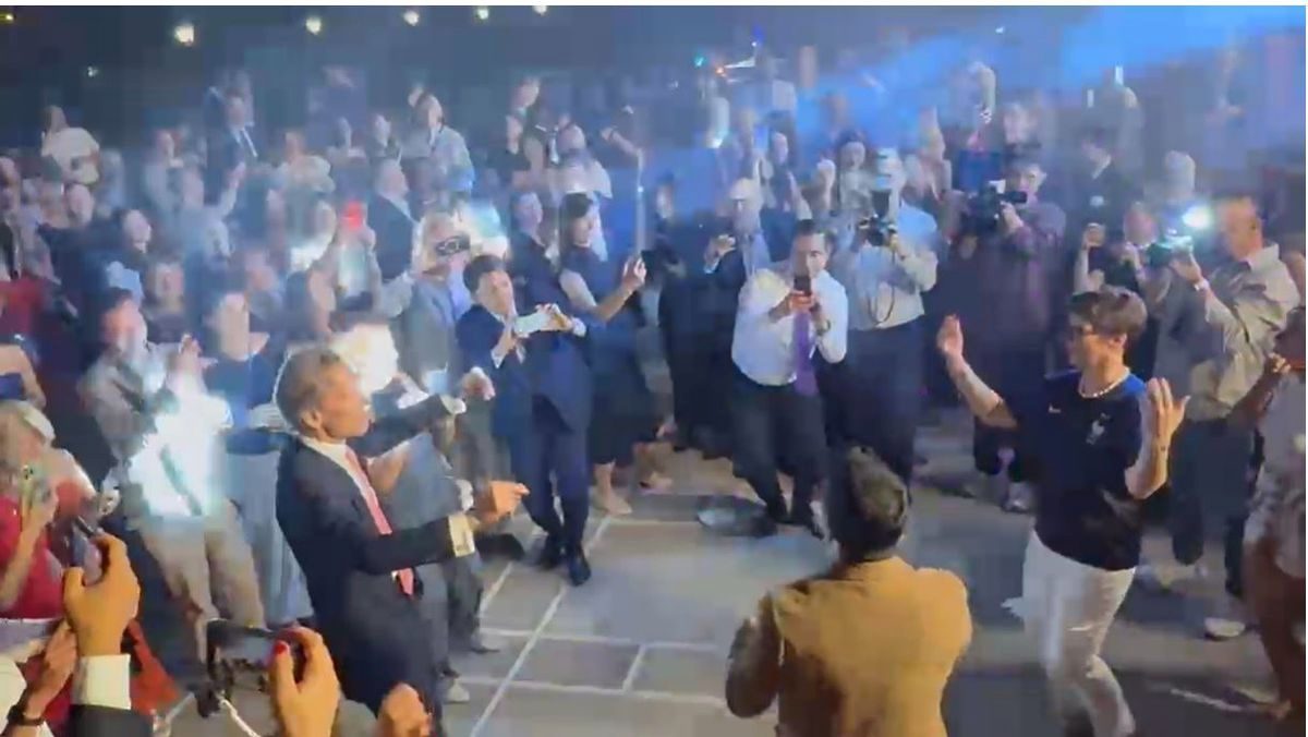 Fransa ve Belçika büyükelçilerinden 'Erik Dalı' performansı