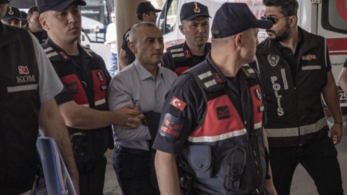 Gülistan Doku soruşturmasında tutuklanan Tuncay Sonel, kelepçelerini gizlemeye çalıştı