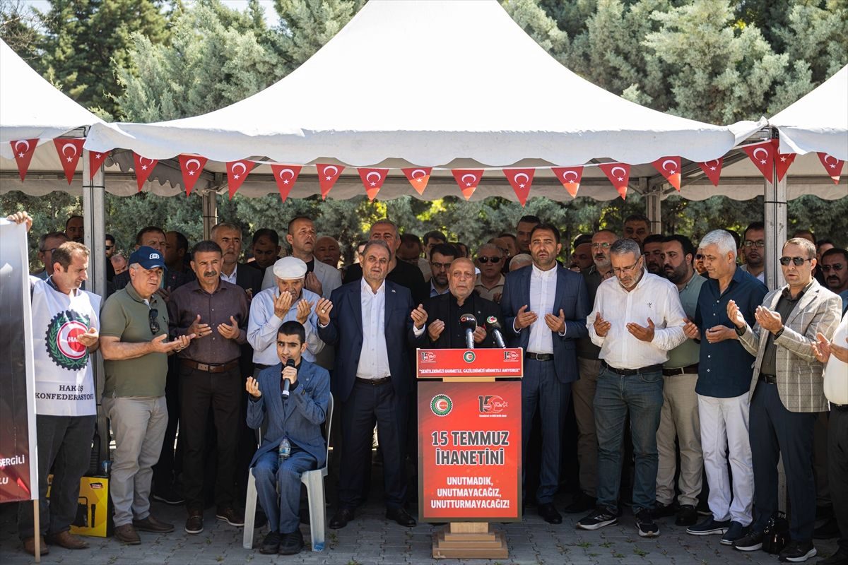 HAK-İŞ Başkanı Arslan, 15 Temmuz Şehitlerini Kabirleri Başında Andı