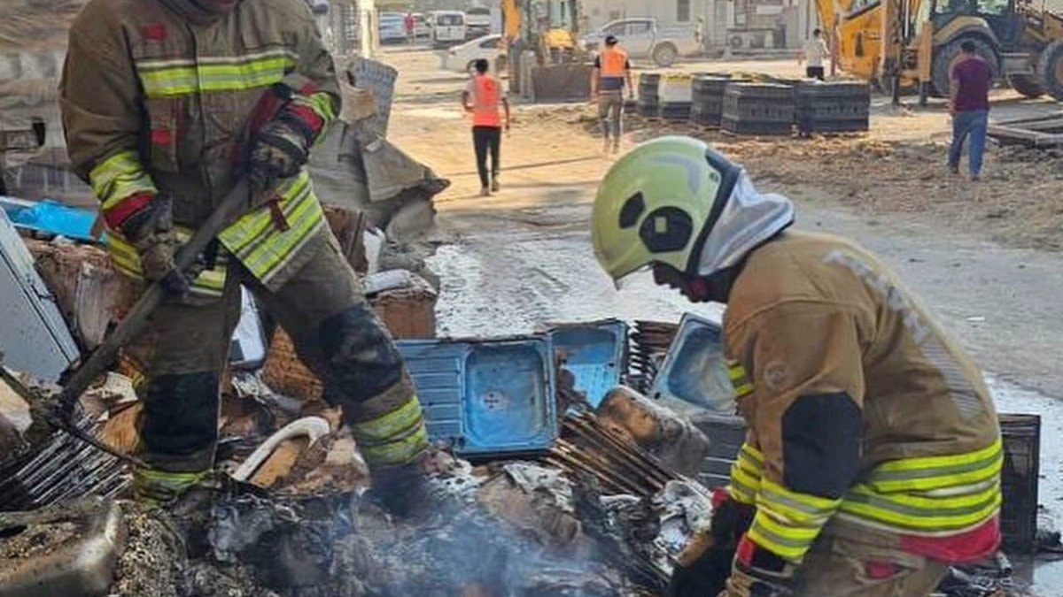 Hatay'da inşaat malzemelerinin olduğu alanda yangın