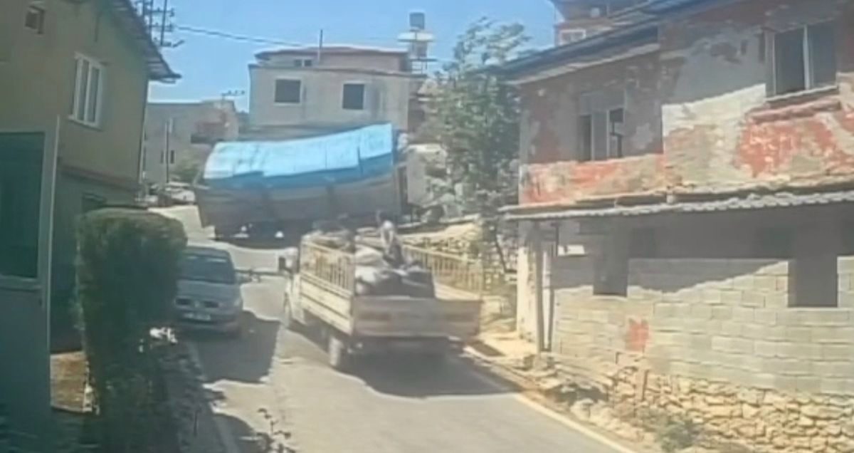Hatay'da inşaat malzemesi yüklü kamyonun devrilme anı kamerada