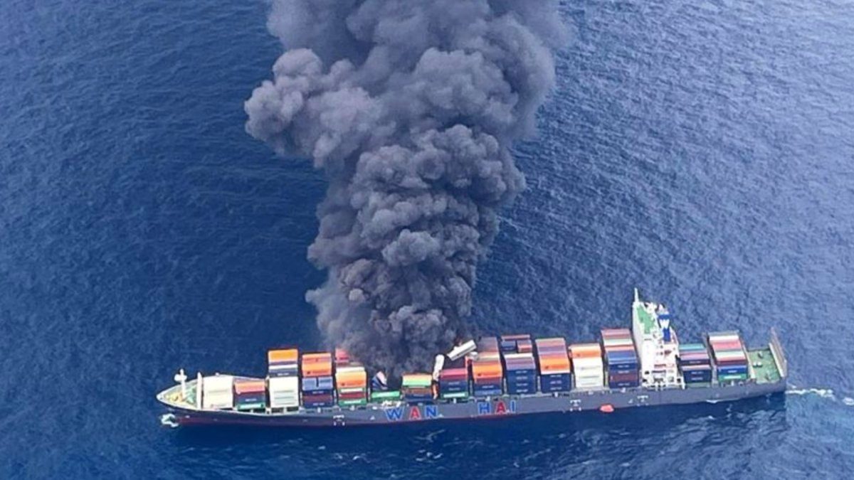 İran basını: Hürmüz Boğazı'nda deniz mayınına çarpan bir petrol tankeri patladı