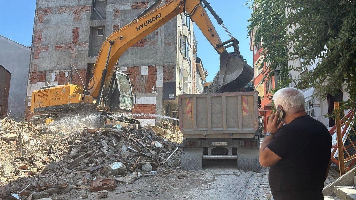 İstanbul'da kontrollü yıkım kontrolden çıktı: Çevredeki binalar hasar aldı