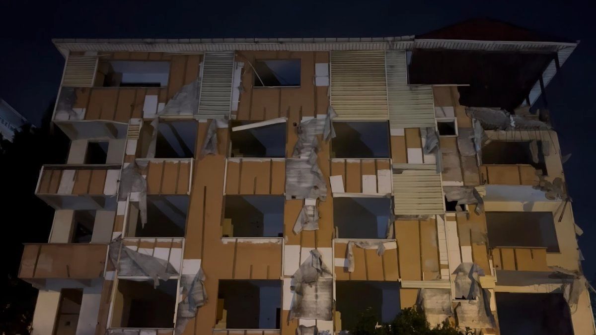 İstanbul'da tahliye edilen 5 katlı binanın balkonları ve duvarında çökme meydana geldi