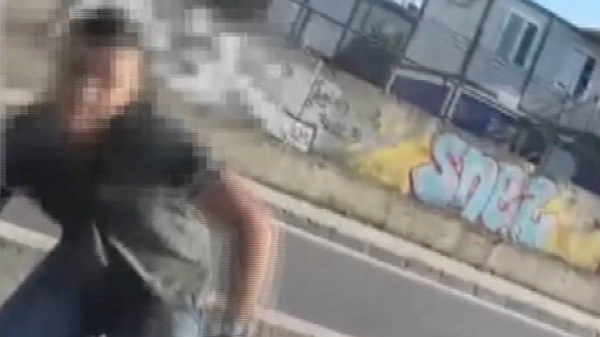 İstanbul'da taksi şoförünün aracını tekmeleyen sürücü tutuklandı