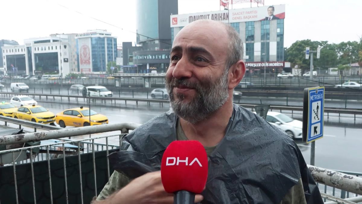 İstanbul'da yağmura hazırlıksız yakalananlar, kapalı alanlara koştu
