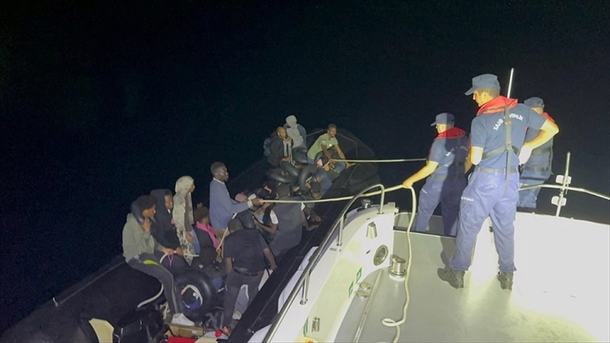 İzmir açıklarında 32 düzensiz göçmen yakalandı