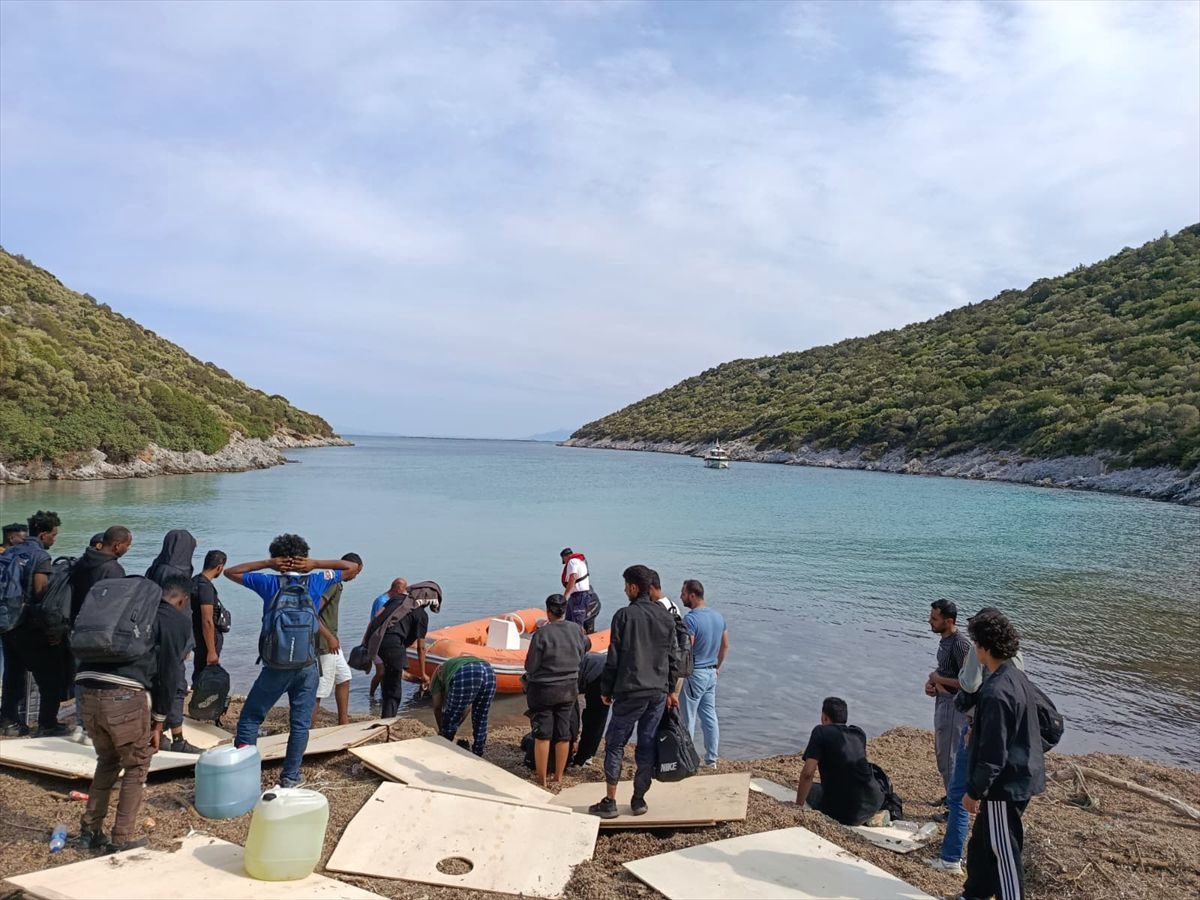 İzmir'de 22 düzensiz göçmen yakalandı