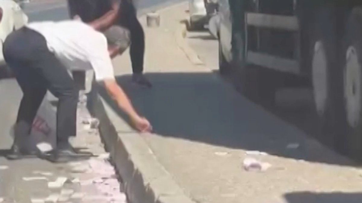 İzmir'de deste deste paralar yola savruldu: Vatandaşlar toplamak için seferber oldu