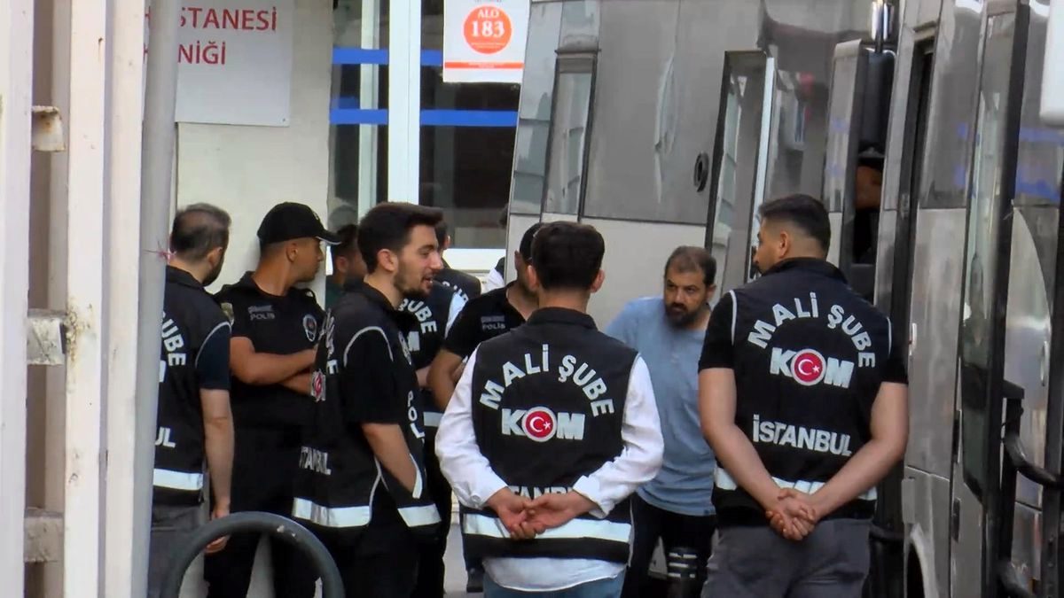 İzmit Belediyesi'ne operasyon; şüpheliler sağlık kontrolünden geçirildi