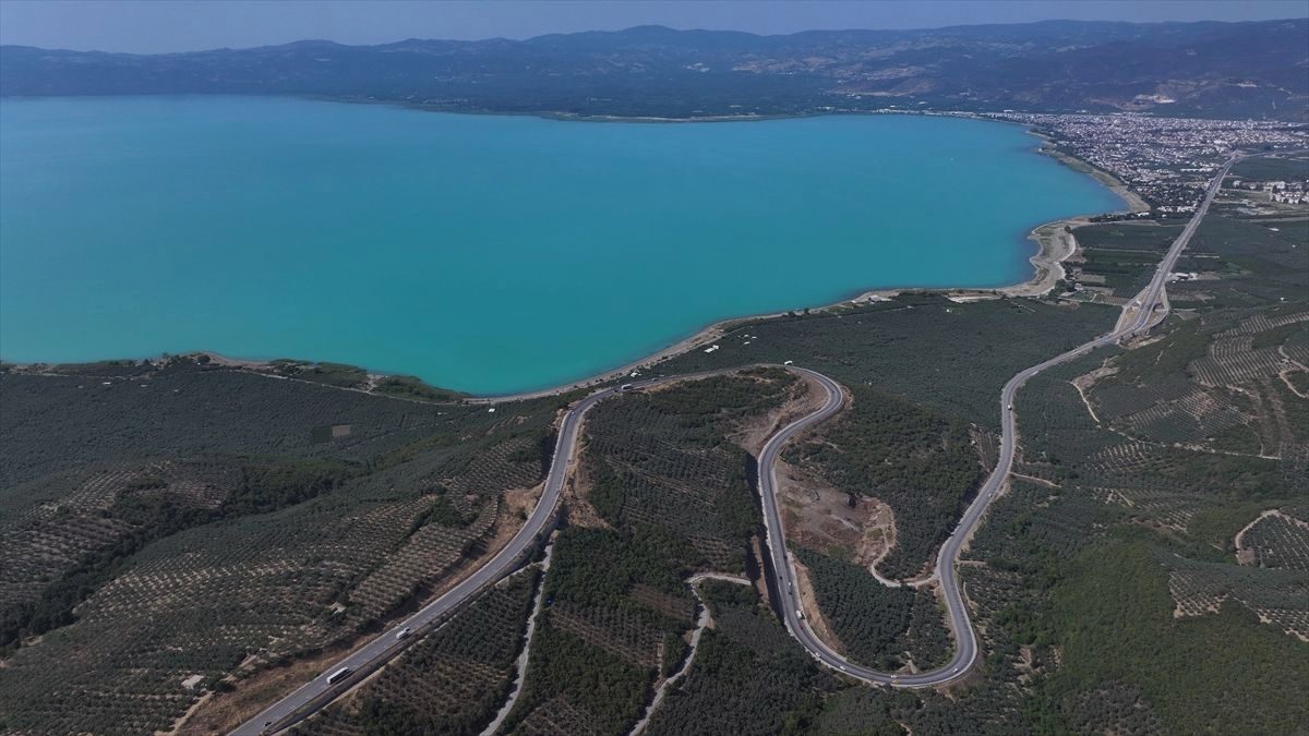 İznik Gölü turkuaz renge büründü