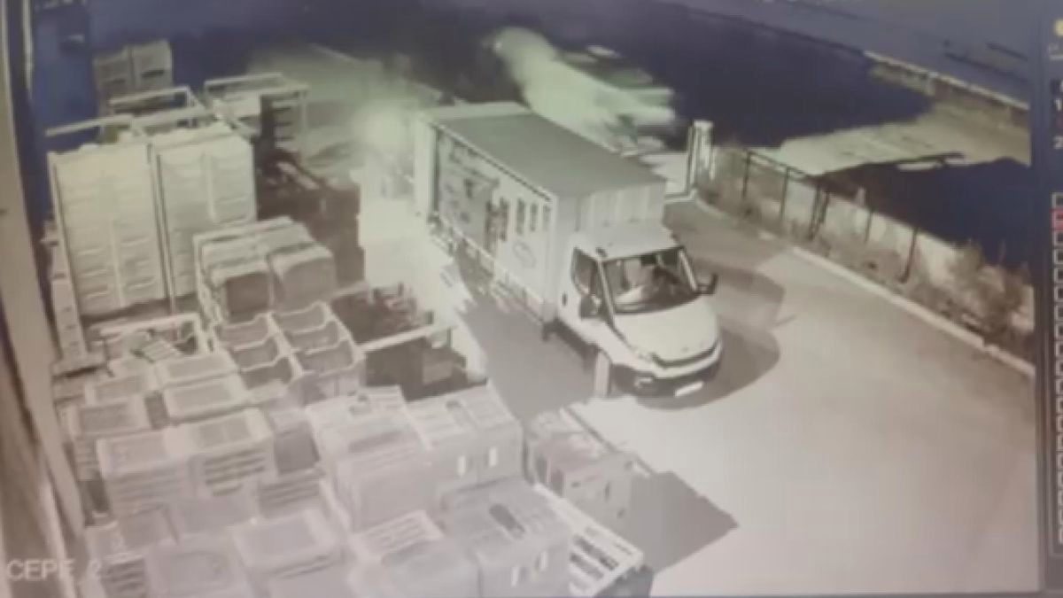 Kamyonetin traktöre ve bir tesisin duvarına çarptığı kaza kamerada: 1 ölü, 3 yaralı