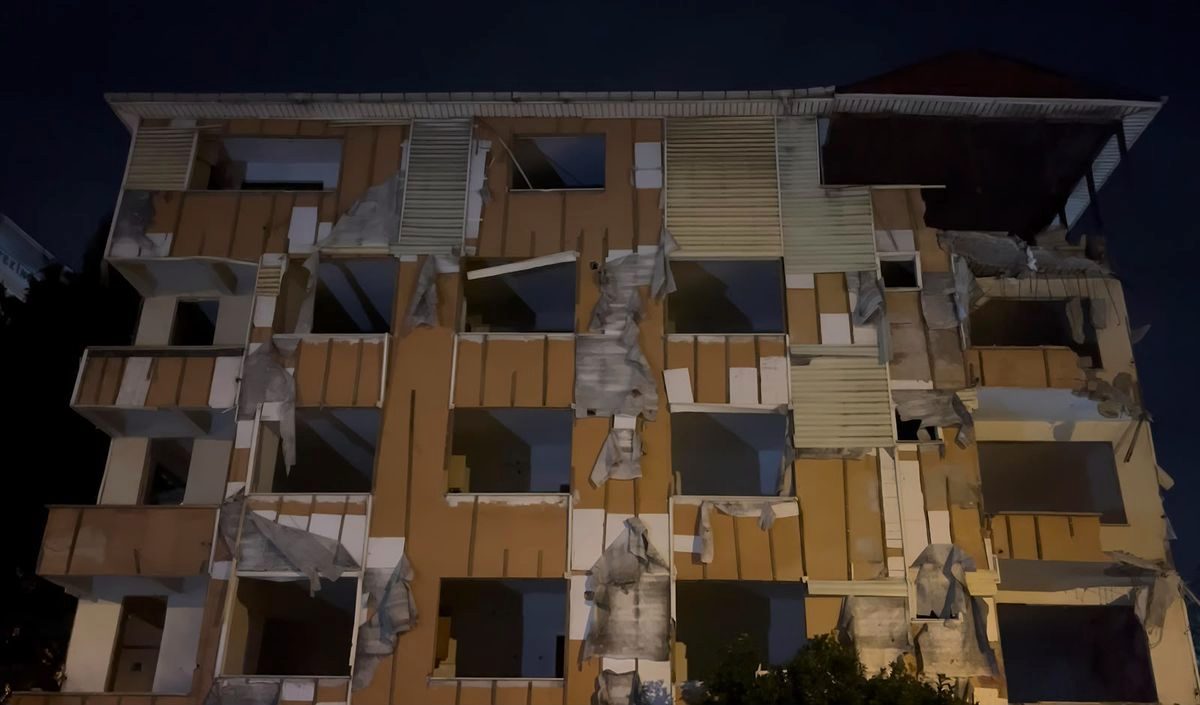 Kartal'da tahliye edilen 5 katlı binanın balkonları ve duvarı çöktü