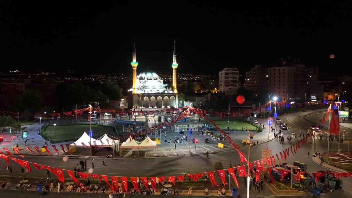 Kayseri'de 15 Temmuz anmaları: Selalar tüm camilerden yankılandı