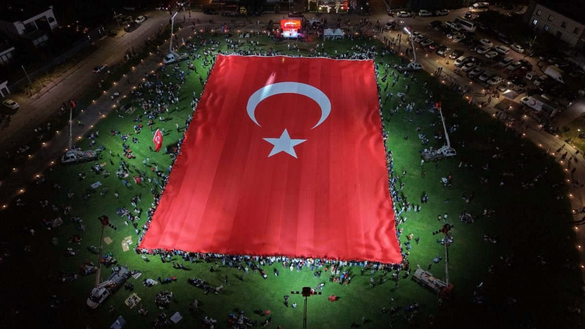Kayseri'de 15 Temmuz Programında Dünyanın En Büyük Türk Bayrağı Açıldı