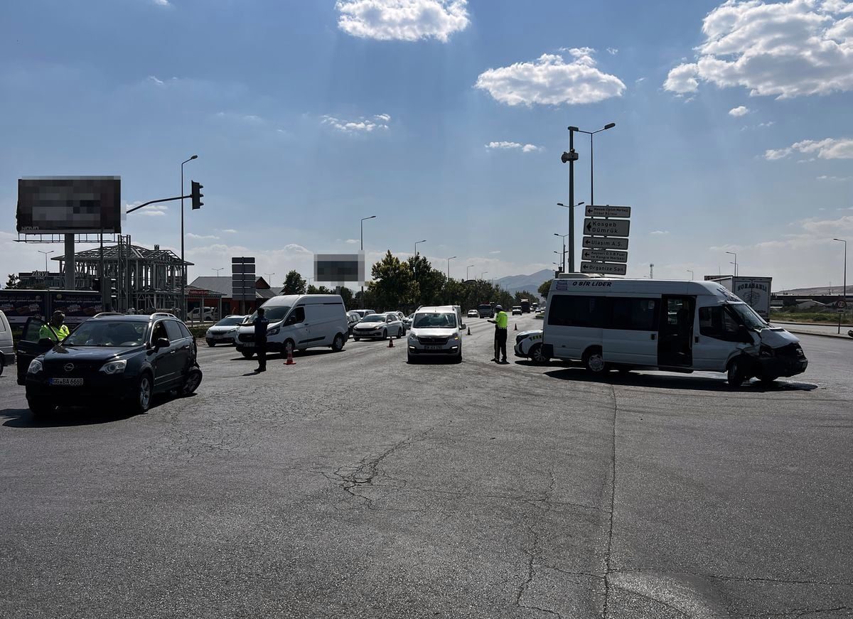 Kayseri'de Minibüs ile Otomobil Çarpıştı: 8 Yaralı