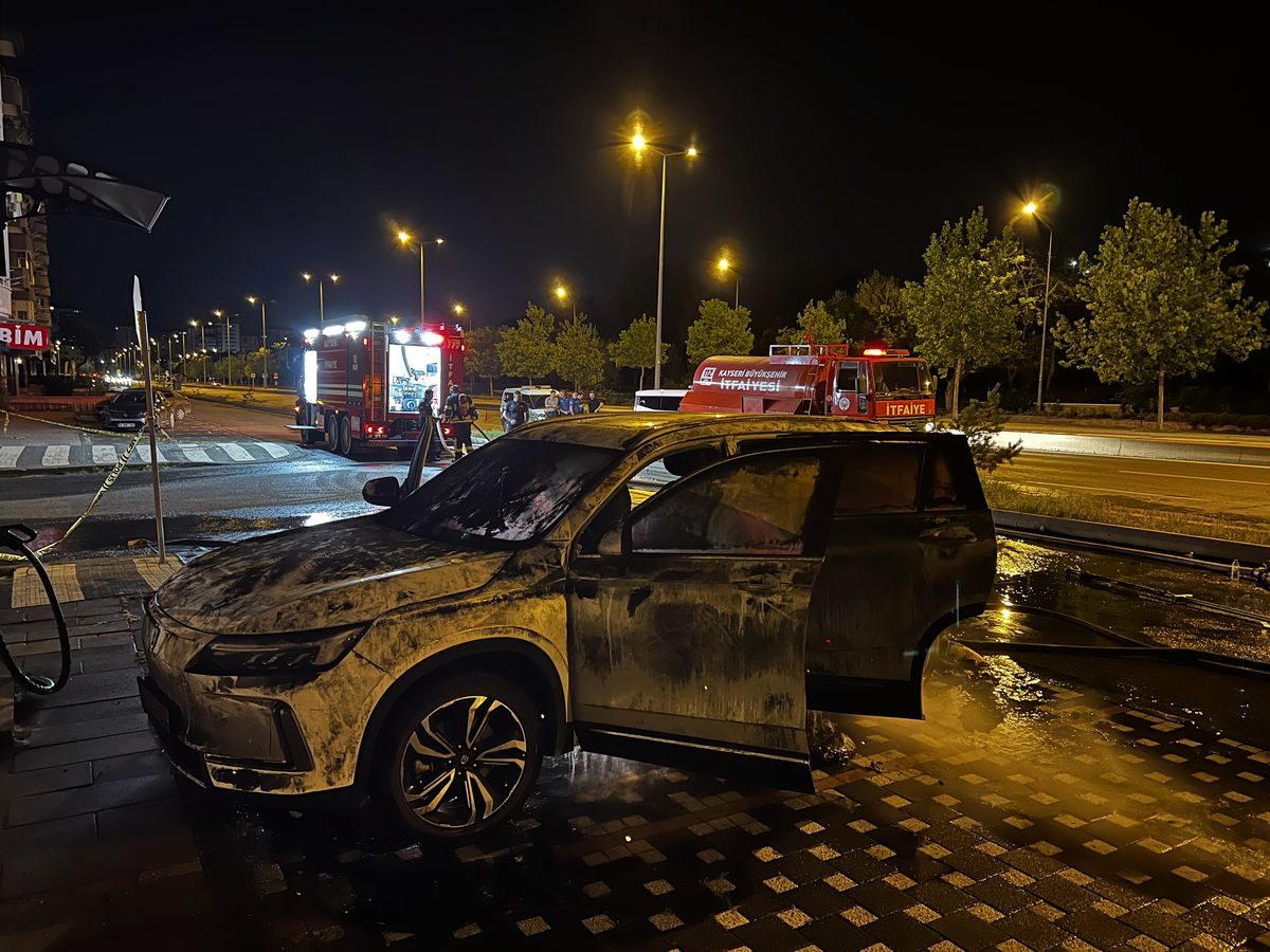 Kayseri’de şarj istasyonunda elektrikli otomobil alev aldı; o anlar kamerada