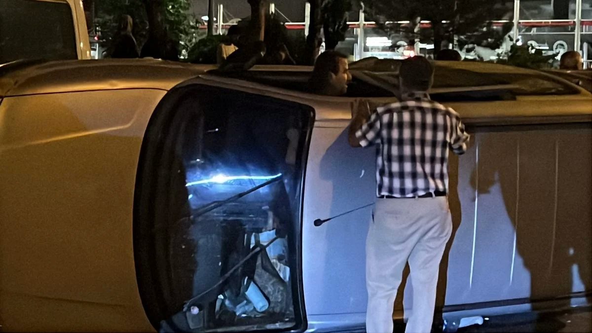 Kayseri'de yan yatan hafif ticari aracının içine girip 1 saat eşya topladı