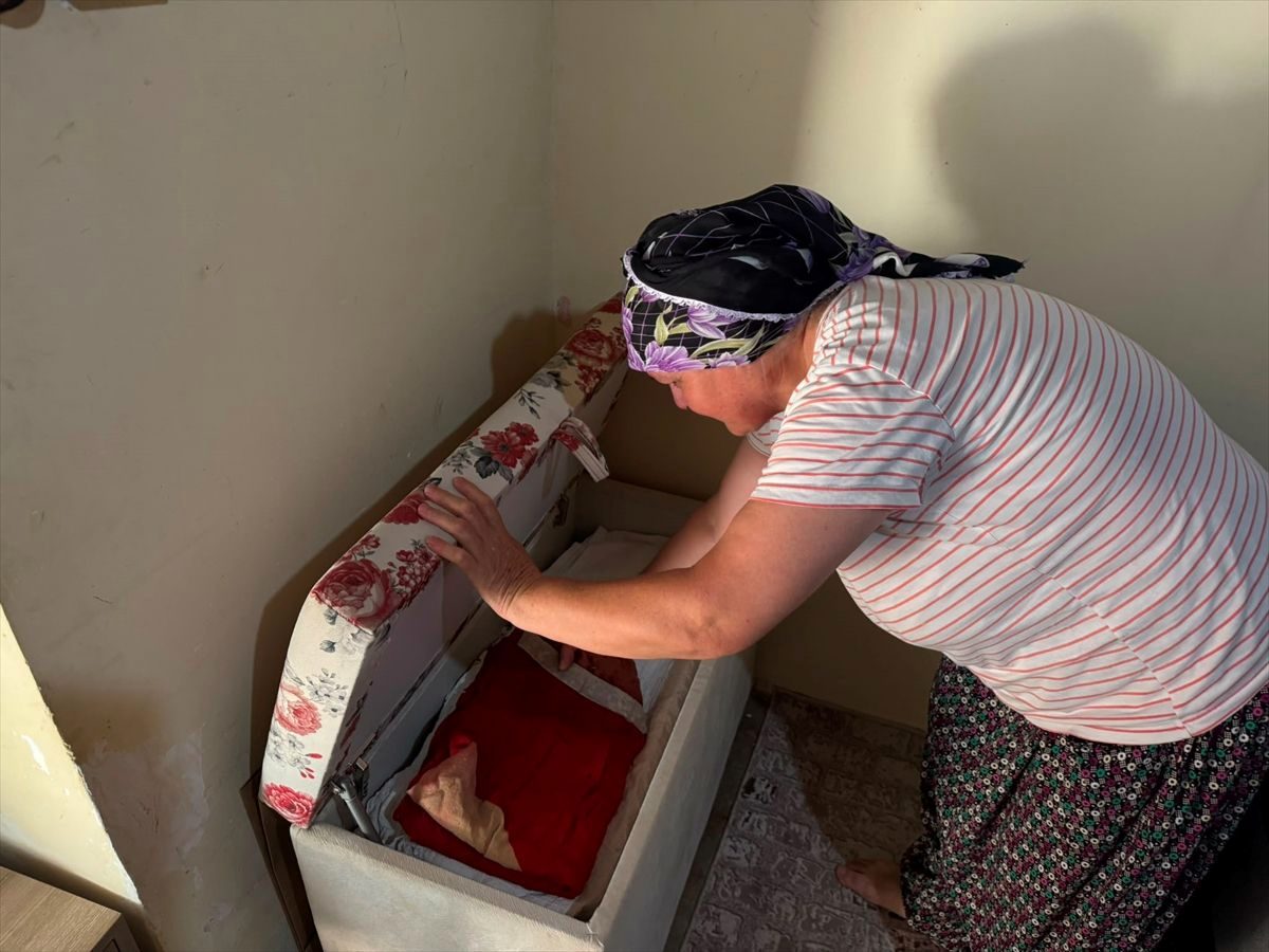 Kıbrıs Barış Harekatı'nda Mehmetçiğin kullandığı Türk bayrağını sandığında 36 yıldır saklıyor