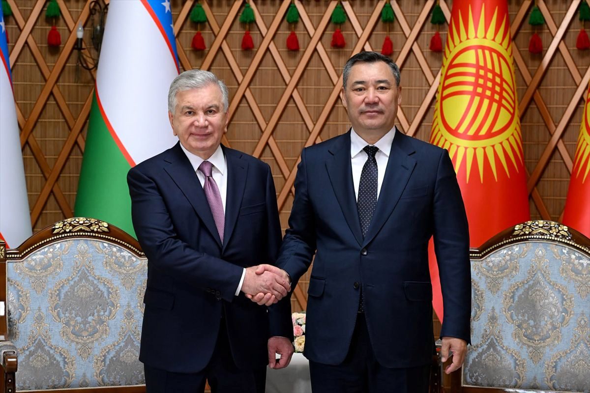 Kırgızistan Cumhurbaşkanı Caparov, Özbekistan Cumhurbaşkanı Mirziyoyev ile Issık Göl'de bir araya geldi