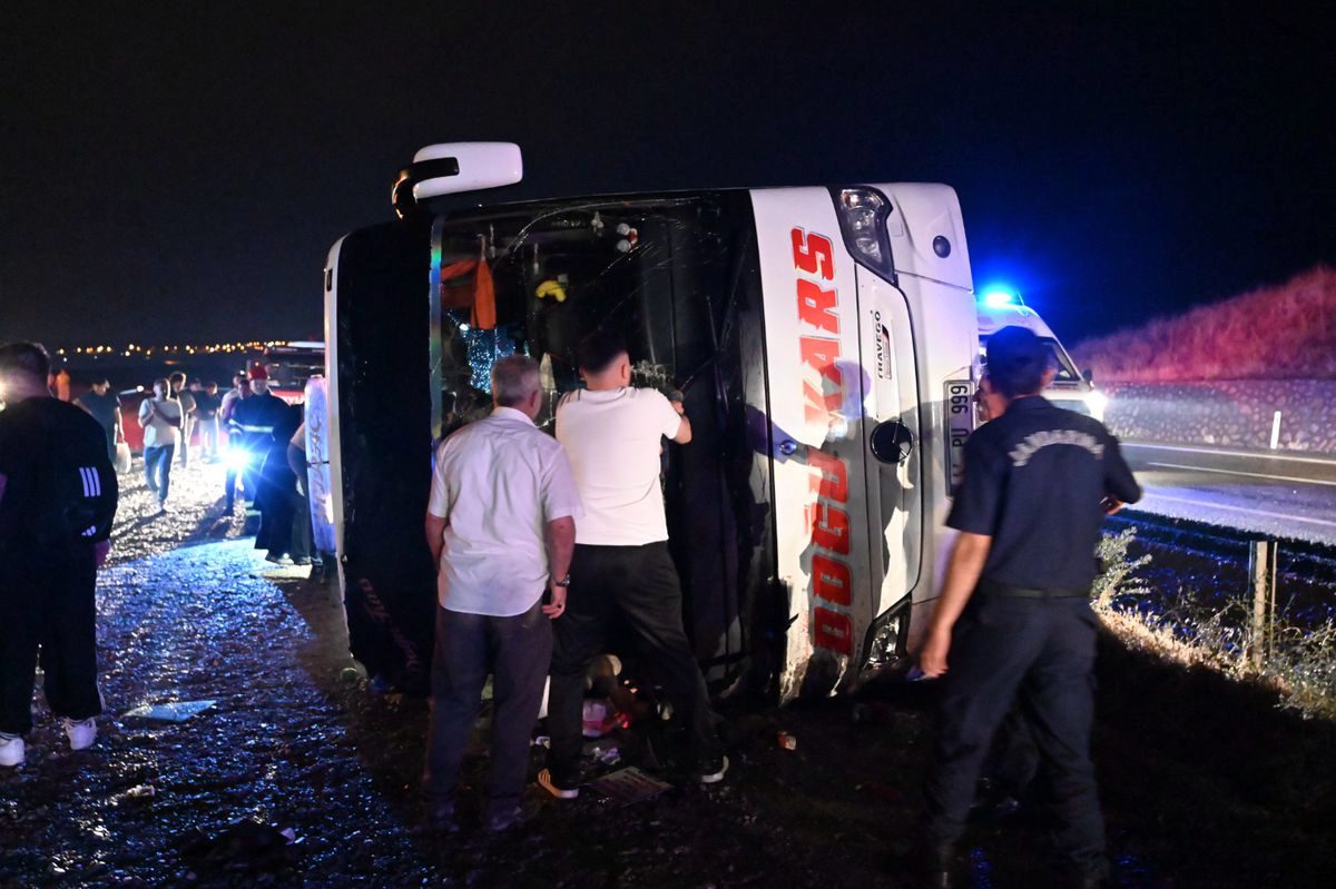 Kırıkkale’de yolcu otobüsü devrildi: 40 yaralı