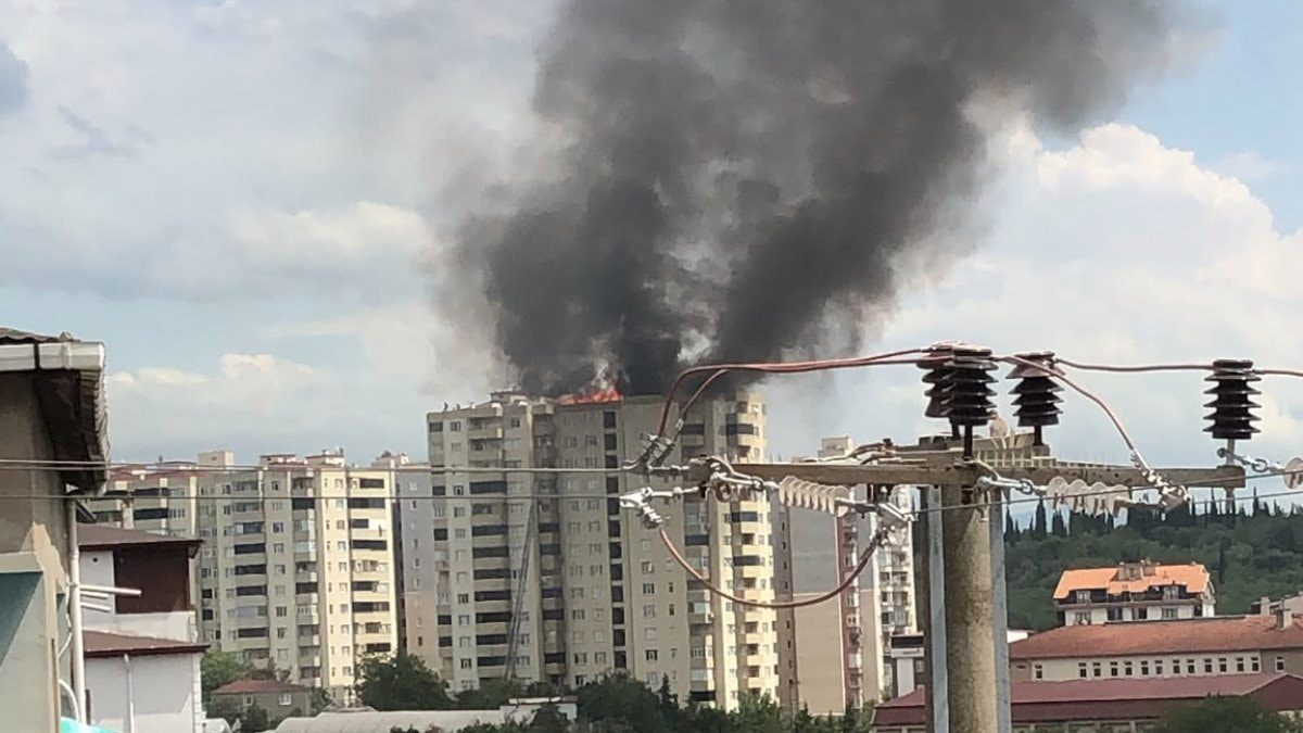 Kocaeli'de 15 katlı evin çatısı yandı
