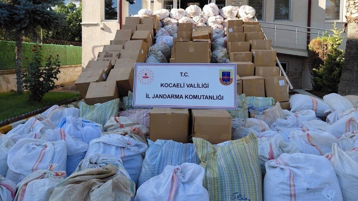 Kocaeli'de 5 tondan fazla kaçak tütün ele geçirildi