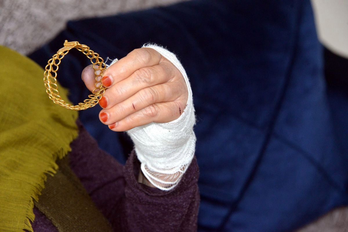 Komşu kadını bıçakla yaralayıp bileziğini gasbeden sanığa 15 yıla kadar hapis istemi
