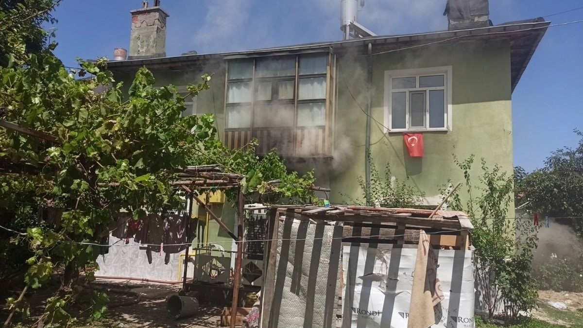 Konya'da evde yangın çıktı, kilitli kalan 5 çocuk kurtarıldı