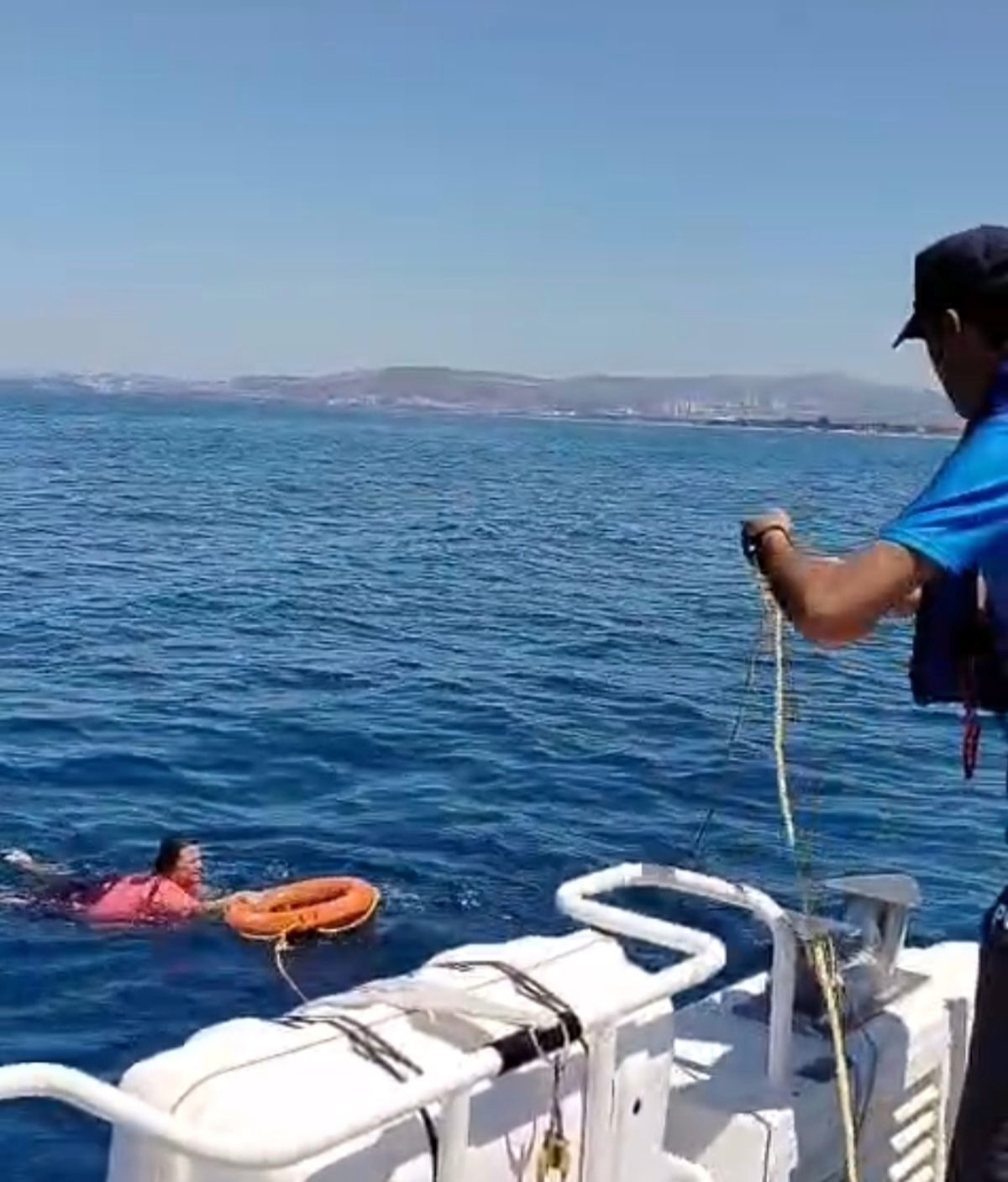 Kuşadası'nda akıntıyla açığa sürüklenen kadını deniz polisi kurtardı