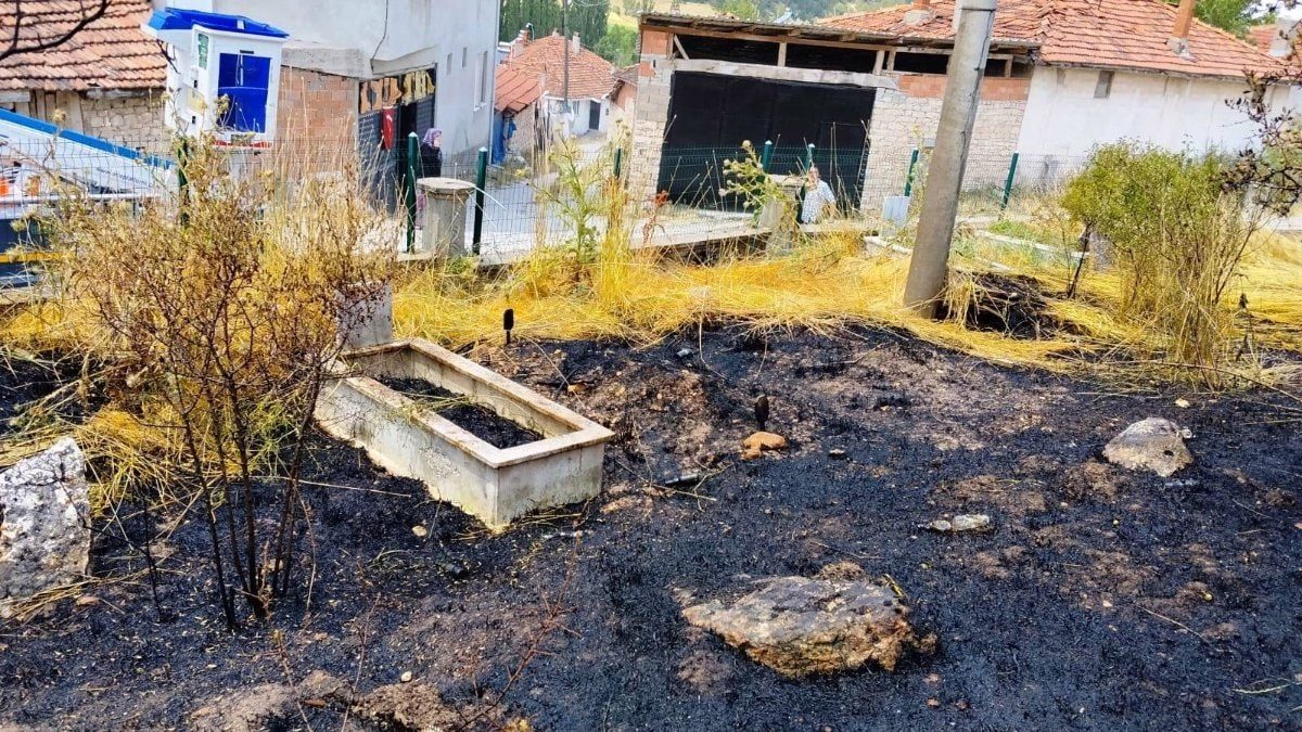 Kütahya'da mezarlıkta çıkan yangında 10 kabir zarar gördü