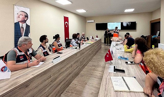 Maltepe Belediyesi'nden gönüllülere afet eğitimi