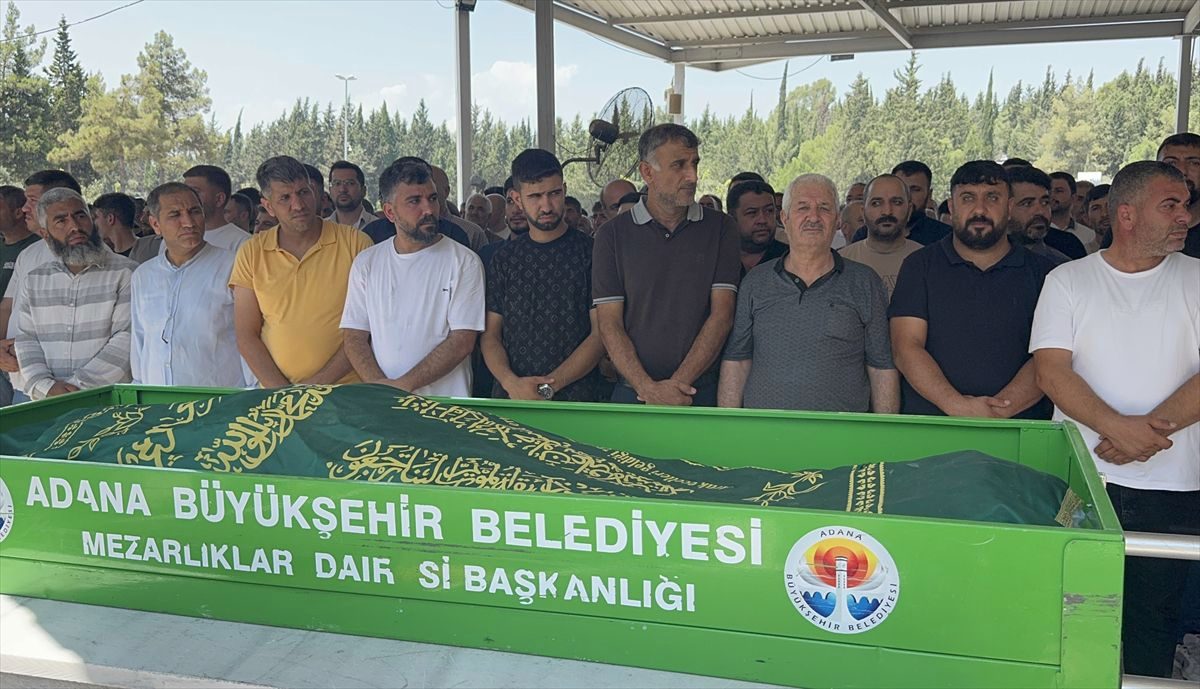 Mersin'de trafik kazasında ölen anne ve oğlunun cenazeleri Adana'da defnedildi