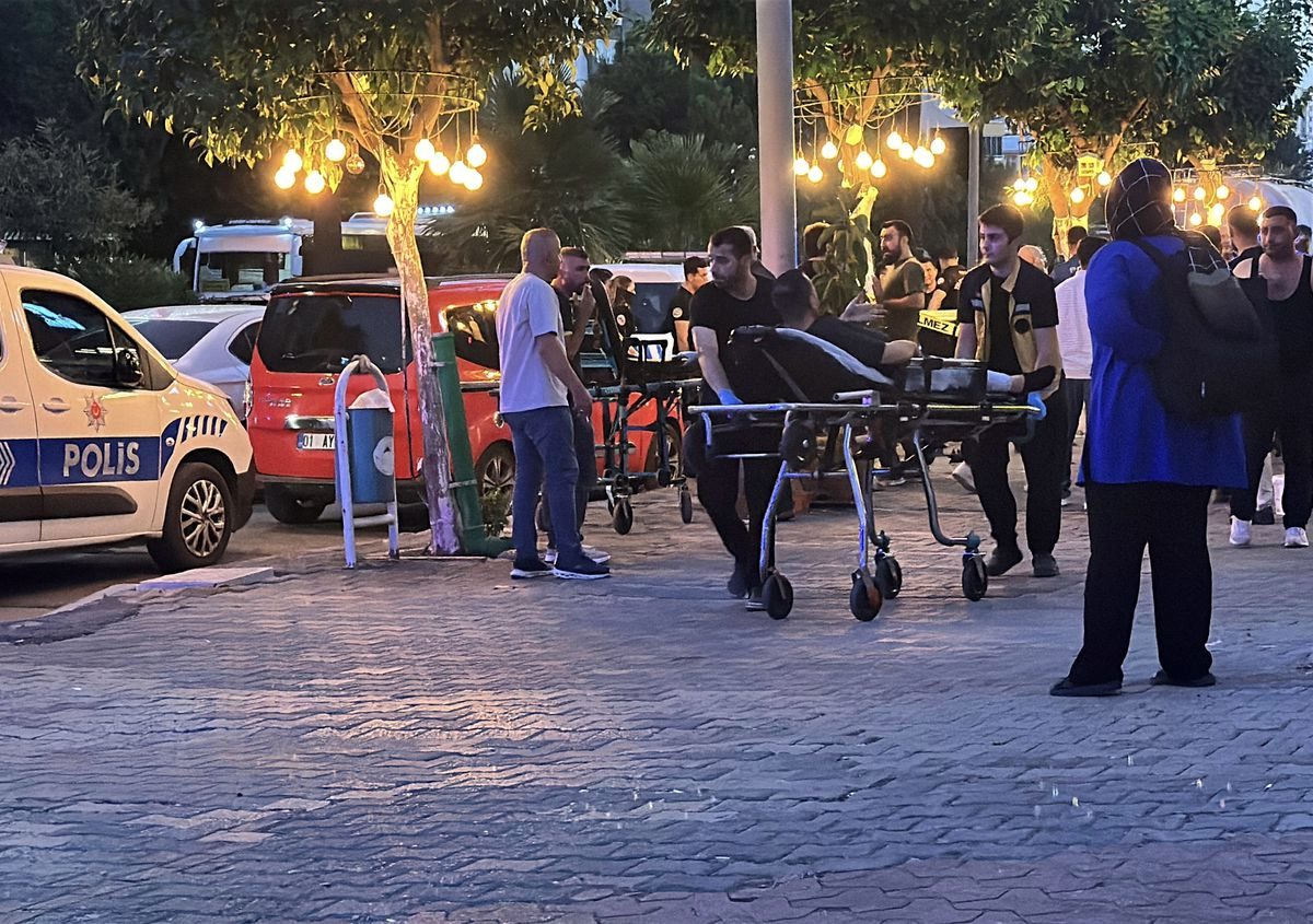 Motosikletli şüpheliler kebapçıya silahla saldırdı: 4 yaralı
