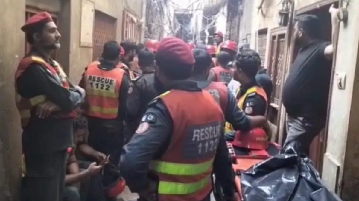 Pakistan'da 3 katlı bina çöktü: 14 ölü