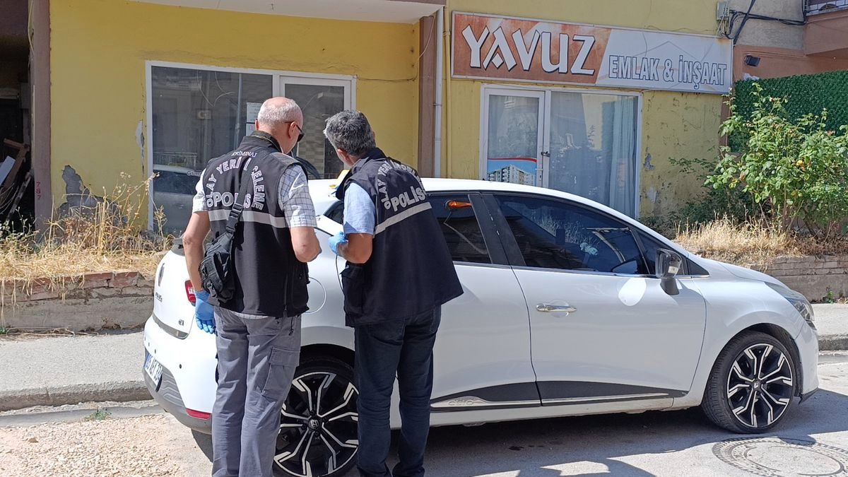 Park halindeki otomobile yorgun mermi isabet etti