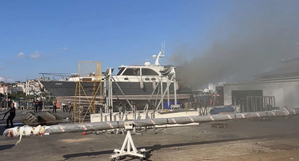 Pendik Marina'da bakımdaki teknede çıkan yangın söndürüldü