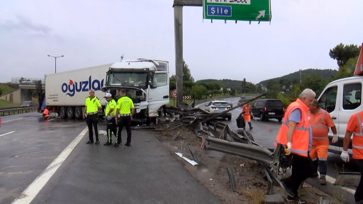 Pendik Tem Otoyolu’nda şoförün kontrolünü kaybettiği TIR bariyerlere çarptı