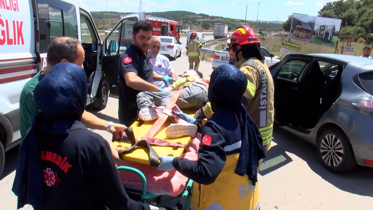Pendik’te iki otomobilin karıştığı kazada 1'i çocuk 2 kişi yaralandı