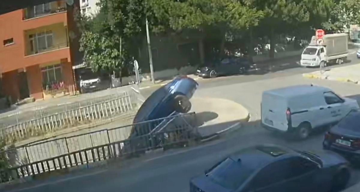 Pendik'te otomobil dereye düştü; kaza kamerada