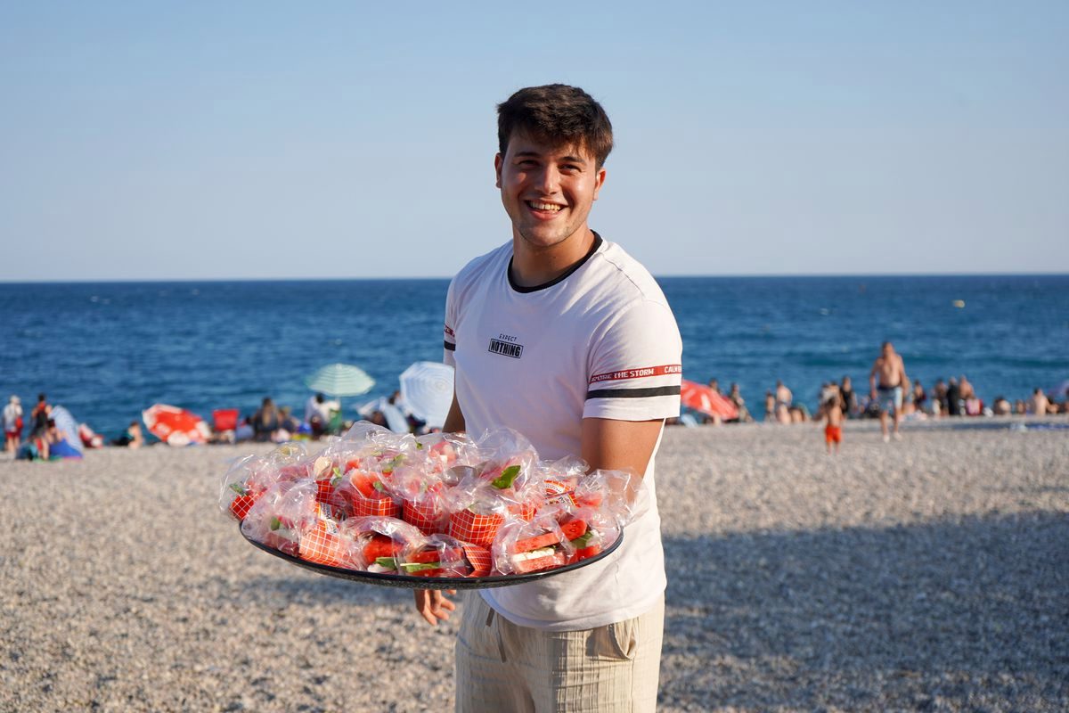 Plajda sıcaktan bunalana, 'karpuz sandviç' ikramı