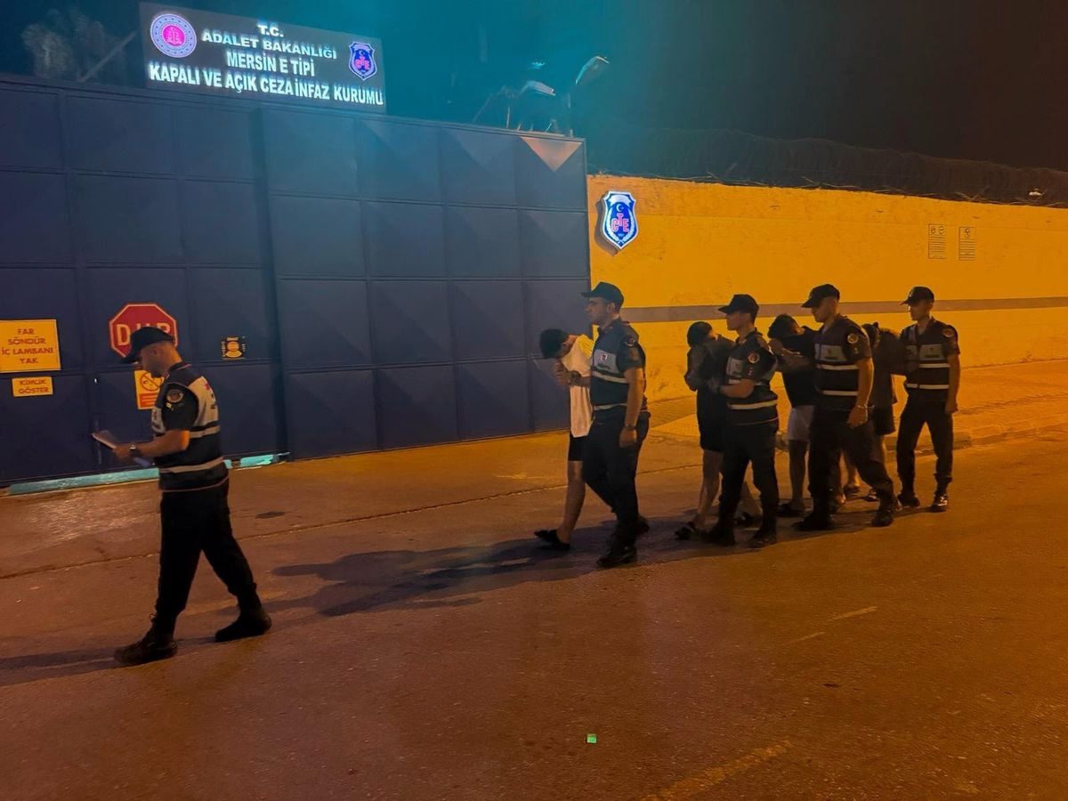 Polis merkezinin camını kıran 4 şüpheli tutuklandı