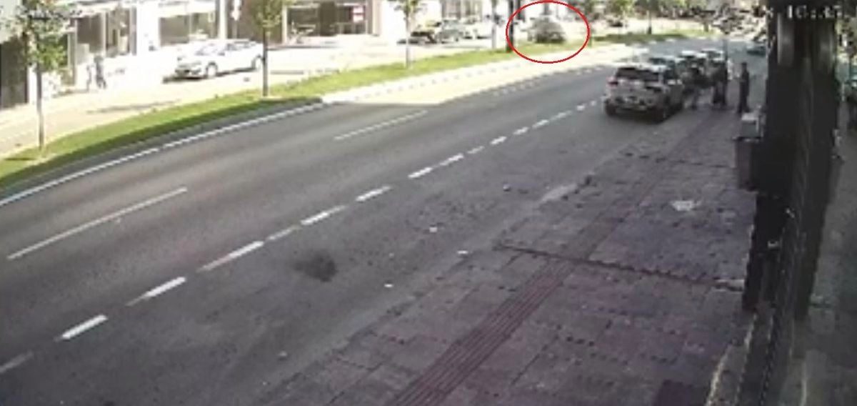 Refüjdeki ağaçlara ve aydınlatma direğine çarpan otomobilin takla attığı kaza kamerada: 2 yaralı