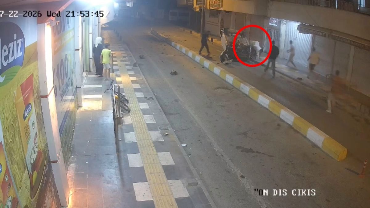 Refüje çarparak takla atan otomobilin sürücüsü yaralandı; kaza kamerada
