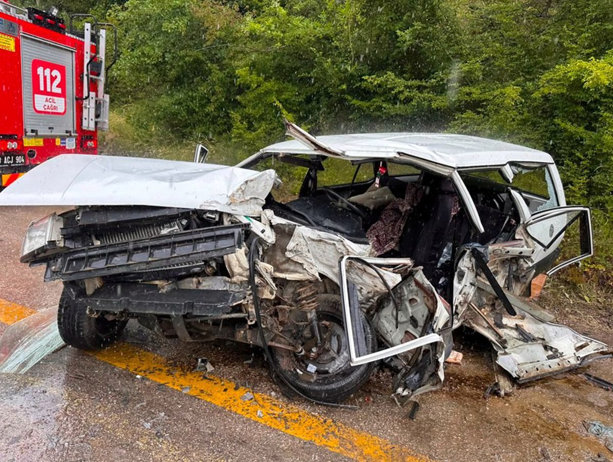 Safranbolu'da TIR-otomobil çarpışması: 1 ölü, 2 ağır yaralı