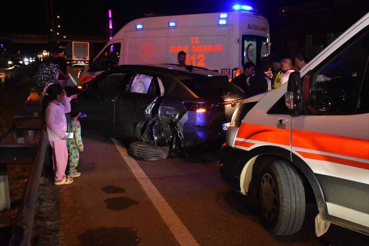 Sakarya'da 2 SUV tipi aracın çarpıştığı kazada 4 kişi yaralandı