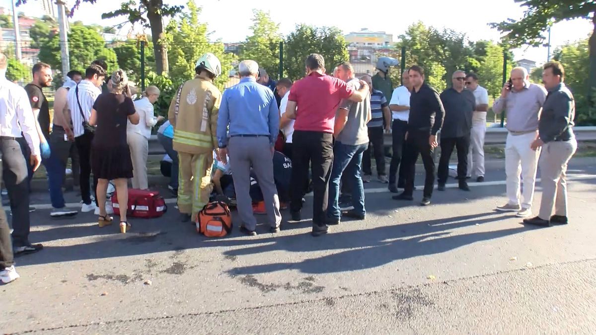 Sarıyer TEM Otoyolu’nda midibüs devrildi; 13 yaralı / Geniş haber- fotoğraf